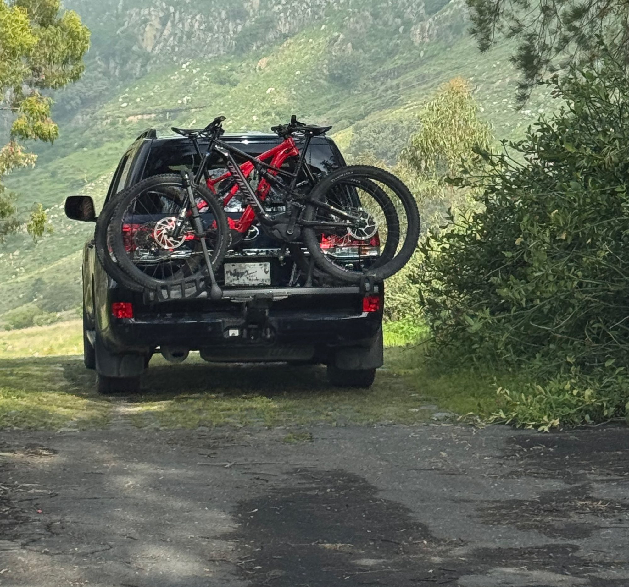Camioneta con bicicletas de montaña lista para explorar la Reserva